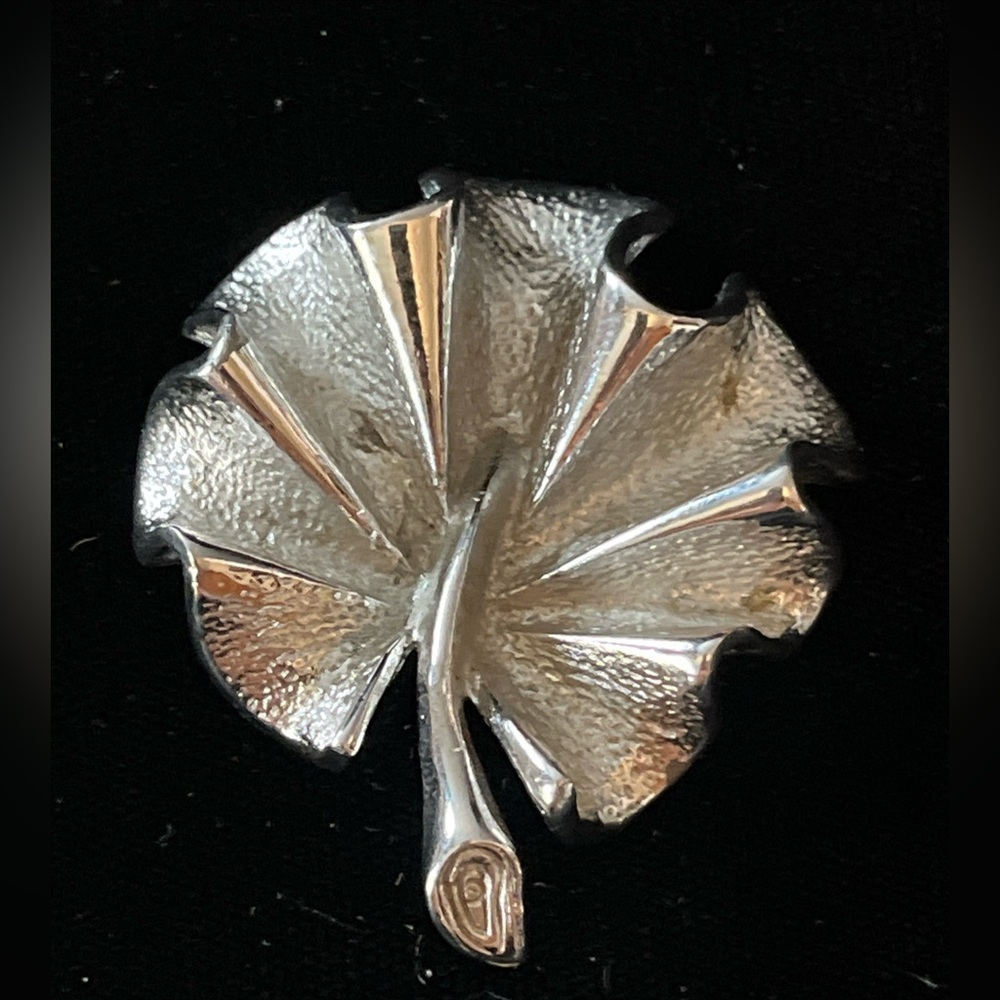 Sarah Coventry Silvertone 3-D Leaf Silhouette Vintage Signed Brooch Pin Jewelry